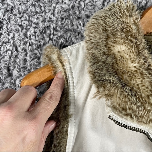 GAP Reversible Faux Fir Vest Women's Size Small Y2K Cream with Brown Fir - Picture 11 of 14